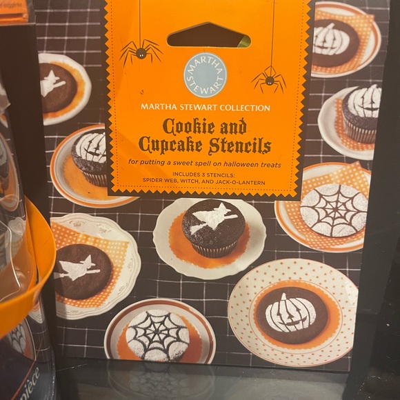 Wilton Halloween SET Cookie Cutter Set of 18, 3 Stencils, 4 Graduating Pumpkins! - Picture 3 of 9